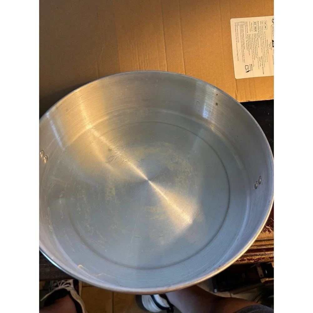 VINTAGE Aluminum Regal Ware Stacking Combination Pie & Cake Carrier / Holder.